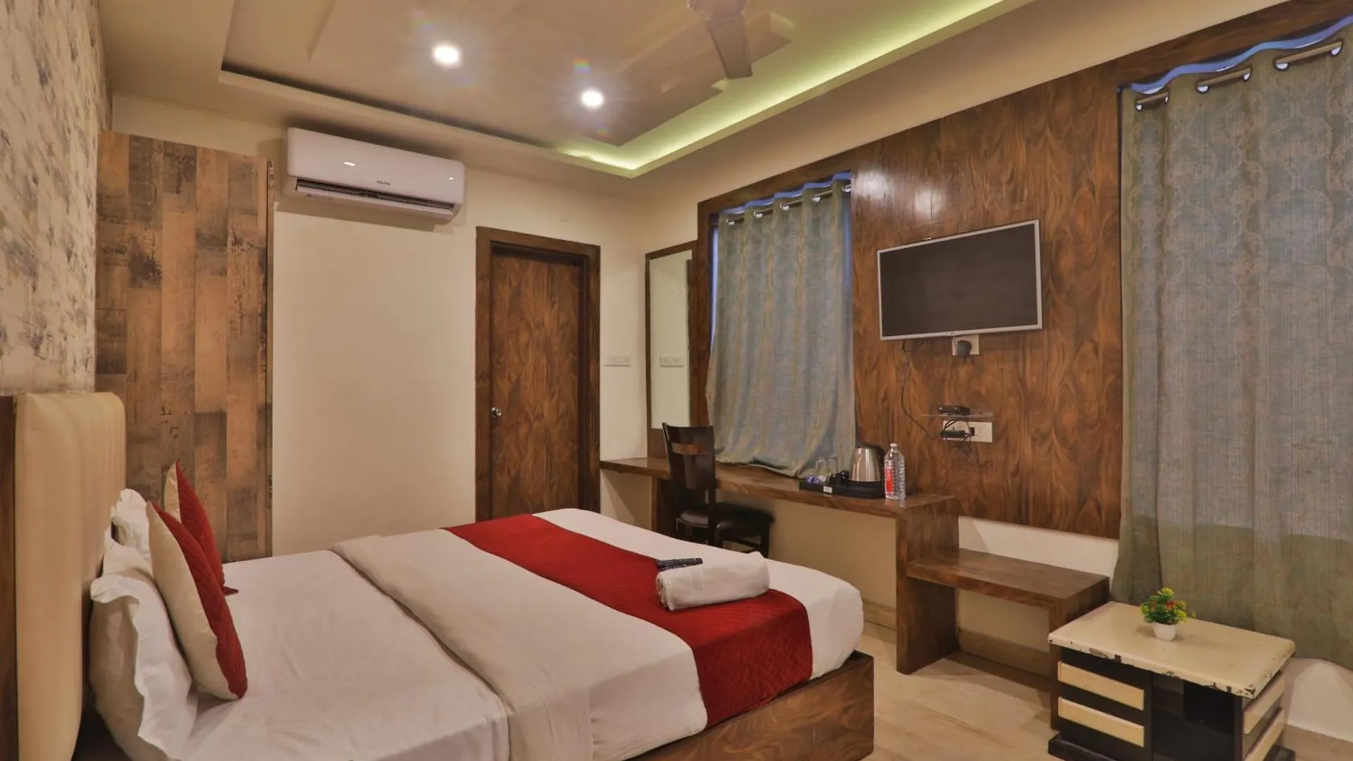 Hotel Luxury Janki Near Vishwanath Temple, #Famiily Choice #Free Wifi #Free Parking #Prime Location 바라나시
